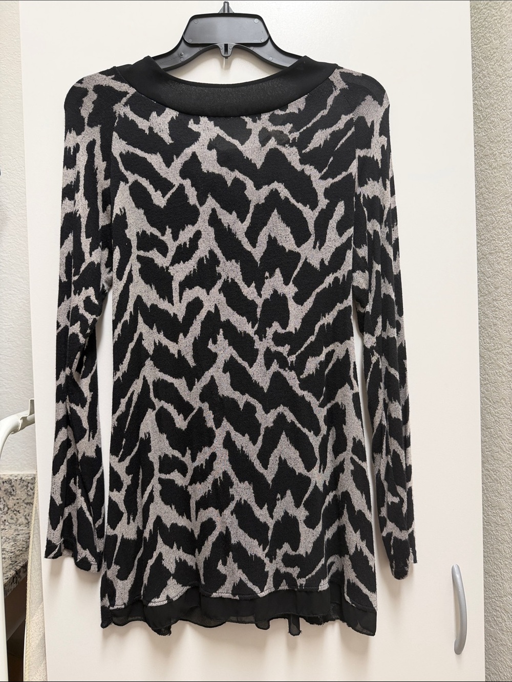 Women's Black and Gray Patterned Long-Sleeve Top